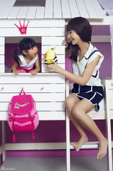 组图：杨雪与爱女登杂志封面 亲密互动萌劲十足