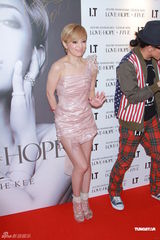 组图：滨崎步签写真集慈善义卖 绯闻男友默契相伴