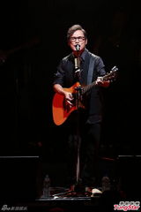 组图：罗大佑登台献唱经典 歌迷如痴如醉