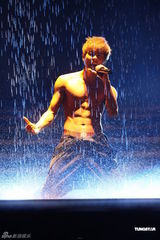 组图：吴克群个唱湿身秀腹肌 和女模互摸掀高潮