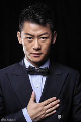 组图：李健新剧热播 绅士写真展暖男笑容