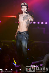 组图：朴宰范INFINITE等热唱PEPSI演唱会