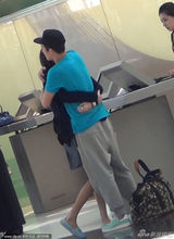 组图：陈冠希与女友机场甜蜜相拥 与狗仔互拍