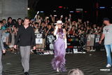 组图：Lady Gaga亮相香港 长裙裸背高跟抢镜