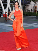 组图：维多利亚-嘉丝蒂橙色礼服性感亮相