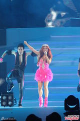 组图：丁当开唱险出事故 与徐佳莹女女亲吻