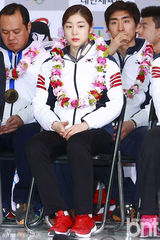 组图：韩花滑女王金妍儿等结束冬奥会归国