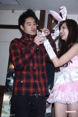 组图：潘玮柏抱兔女郎庆情人节 否认与江语晨拍拖