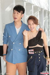 组图：官恩娜与男友吉他传情 赞朱莉切乳房防癌