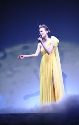 组图：容祖儿巡演多伦多站 着黑网袜翘臀大秀性感