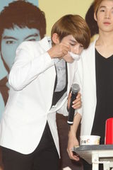 组图：SJ-M台北签唱会 兄弟情深互喂台湾小吃