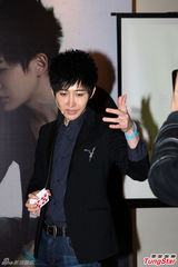 组图：混血魔术师Yif秀法式接吻为新书造势