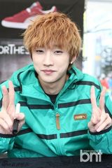 组图：B1A4携手代言品牌举行粉丝签名会