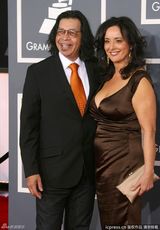 组图：格莱美红毯群星纷纷亮相星光熠熠