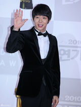 组图：韩国KBS演技大赏颁奖 张赫文根英等出席