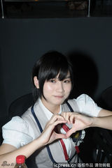 组图：SNH48亮相上海嘟嘴卖萌 与粉丝一一握手