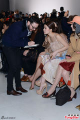 文咏珊与桂纶镁喜相逢 双双惊艳巴黎时装周