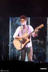 组图：许志安音乐会好友助阵 提前庆生温馨感人