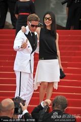 组图：富二代拉普明星女友助阵红毯侧面泄春光