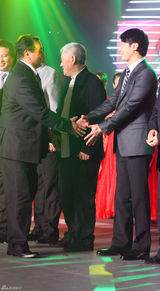 组图：黎明领杰出成就奖 前美国总统儿子赠油画