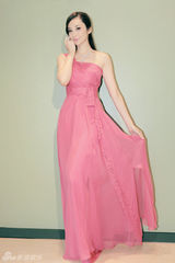 组图：吴佩慈粉裙亮相神采奕奕