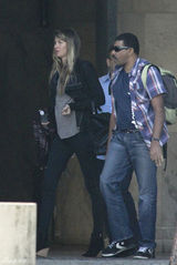 组图：超模吉赛尔-邦辰素颜现身街头