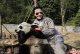 组图：郭富城刘嘉玲探访成都 与大熊猫亲密接触
