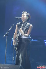 组图：萧敬腾上海开唱雨神未发威 被何韵诗调侃