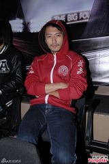 组图：big4开演唱会发红封包 互曝成员糗事