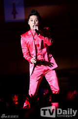 组图：JYJ金俊秀亮粉西装开唱 与女伴贴身辣舞