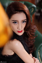 组图：吴鑫桐写真烈焰红唇显妩媚诱惑