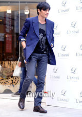 组图：张根硕张东健等出席皮包专卖店开业仪式