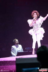 组图：甄妮等红馆开唱 潘美辰唱情歌疑示爱