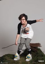 组图：周笔畅全新代言写真 童心未泯徜徉蓝精灵村庄