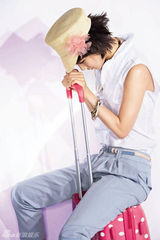 幻灯图：王珞丹登《好主妇》7月封面 讲诉快乐生活