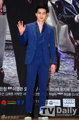 组图：李多海时隔八年再搭李栋旭 镂空裙秀美胸