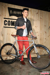 组图：柯震东帅气亮相演绎单车少年