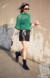 组图：宋佳叛逆街头形象街拍 走路就起范儿