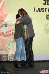 高清图：张根硕闪亮赴台全程搞怪猪不离手