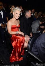 组图：P!nk唱热单《Try》努力玩高空杂技