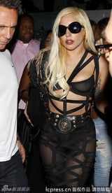组图：Lady Gaga薄纱bra无惧露点金发墨镜闪亮登场