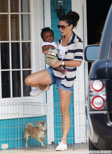 组图：桑德拉-布洛克怀抱养女不熟练上演金鸡独立