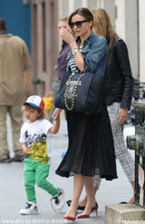 组图：小弗林激萌撒娇要抱抱 米兰达潮装显气质