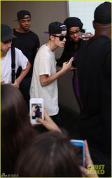 组图：比伯秀新玫瑰纹身与粉丝合照摆酷