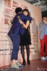 组图：林忆莲获最佳国语女歌手 常石磊代领