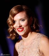 组图：斯嘉丽-约翰逊亮相秀场 熊黛林同场斗艳