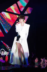 组图：谭维维东方风云榜获两大金曲 御姐范十足