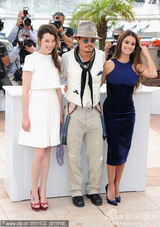 高清组图：德普宣传《海盗4》 佩内洛普紧身裙性感