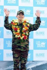 高清组图：韩星李准基退伍现场 千名粉丝迎接