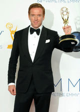 组图：戴米恩-路易斯后台亲吻剧情类最佳男主角奖杯